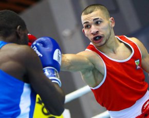 Радослав Росенов започна с категорична победа атаката на втората си титла от Европейското първенство по бокс до 22 години.
