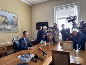 Досегашните му фукания с дарителство в кампанията бяха ужасяващо попарени от Америка за България, която е финансирала с 2 милиона лева „академията”, за която Терзиев твърдеше, че от-до е финансирана благотворително от него. Това е станало с 2 транша на американската фондация.