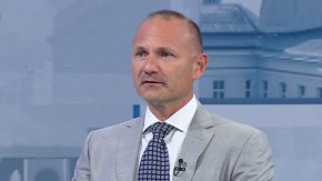 Без дерогация бензинът трябва даже да бъде по – евтин, сензационно заяви служебният министър на енергетиката 2022-2023 г. Росен Христов и се обоснова с 60-70 стотинки завишените в момента по договорка на правителството и Лукойл цени – тема, която 19 минути първи подхвана..