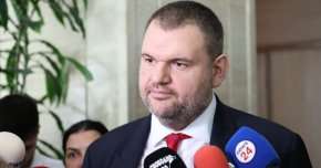
"ППДБ да прочетат знаците и не рушат евроатлантическото парламентарно мнозинство, което ще застраши евроатлантическото правителство”, призова шефът на ПГ на ДПС Делян Пеевски след трусовете в Сглобката и отказа на Промянарта и МС, да се откажат от дерогацията за внос на руски нефт. 