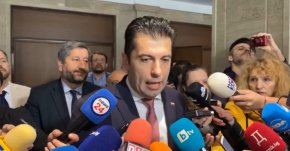 
    "Този човек трябва да си отива максимално бързо, но също така искаме оставката и на Калин Стоянов, защото това, което всички видяхме, е недопустимо. Не може хора да бъдат пребивани по заведения. Калин Стоянов трябва да понесе своята отговорност", каза Кирил Петков.