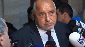 
Запитан дали ГЕРБ-СДС ще влязат в пленарната зала, за да осигурят кворум за гласуването на вота на недоверие, той каза: „Ние не сме партия, която осигурява кворум. Не осигуряваме кворум на тези, които решиха да пада правителството, да се откажат от него, само заради петрола”.

 