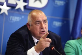     "Как така заради тоя петрол пусти и тези пари явно са готови да падне правителството, да се съберат с опозиционните уж партии - Възраждане, ИТН и БСП и това да е по-важно от правителството. "Лукойл" е частна компания, пряко подчинена на Кремъл - това е безспорен факт. Че са правени нарушения, са правени, това е ясно. Добрев е във Вашингтон и ще разкаже. Големият въпрос е не кой министър да си даде оставката, а защо е толкова важно това.