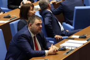 
"Смятам, че тези хора не могат да четат нищо. Гледам още не са в първи клас, може да стигнат до първи клас и след това ще говорим отново", каза още Пеевски. 
