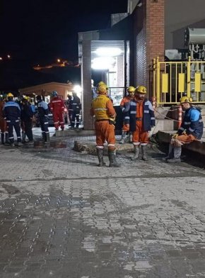 Има затрупани хора в тунелите