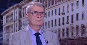 
“България е на първо място по смъртност в Европа”, отчете министърът на здравеопазването Христо Хинков по време на VI-я Национален конгрес на БЛС. “Детската намалява, но все още е с 2-3% над средните нива в ЕС”, добави той.
„От гледна точка на критериите за оценка на една здравна система, българската е в средните показатели», коментира Хинков. Според него в страната ни “има много повече клиники, отколкото са необходими”.