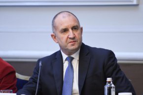 
Румен Радев изрази своята благодарност към всички екипи от различни структури и звена на Българската армия и доброволци, които "не чакаха от изпадналата в ступор държава, а взеха в свои ръце инициативата за справяне с тежкото положение".