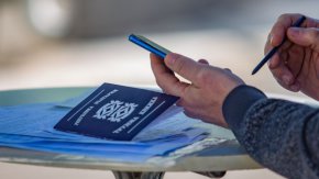 
Проектобюджетът на общественото осигуряване залага броят на пенсионерите догодина да се увеличи с 12 000 и да достигне 2 038 000. Това се обуславя от наблюдаваното през последните месеци увеличаване в броя на новоотпусканите пенсии, което се очаква да продължи и през следващата година. 