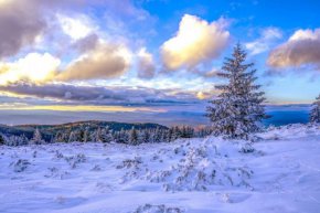 Препоръчват на туристите, ако се озоват до стената да не минават под въжетата
