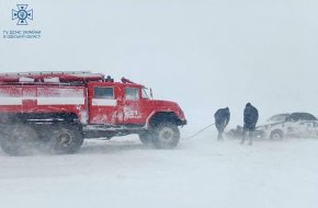 При зимни бури в Украйна са загинали 10 души.