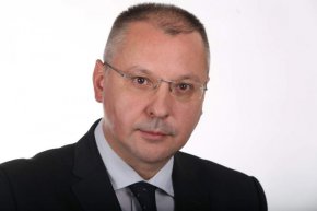 
Ексшефът на ПЕС и бивш премиер Сергей Станишев няма да бъде кандидат за евродепутат от БСП на изборите за ЕП, обяви соцлидерът Корнелия Нинова по време на дебатите по Закона за закрила на детето в НС. Столетницата пак подхвана темата за половата идентичност.