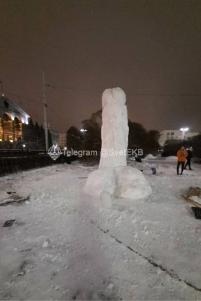 
Инцидентът се превърна в последния епизод от странния флашмоб, който обхвана уралския град този месец. Той започна с това, че на 31 октомври някои студенти от УрФУ издигнаха подобна - макар и според съобщенията по-малка - скулптура в близост до друга университетска сграда.