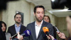 
Към момента продължават обсъжданията в залата, като официални номинации не са отправени по време на днешното заседание на СОС.