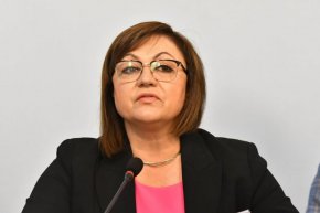 
„ВМРО-БНД не е получавала официална покана и не е водила разговори за участие в политическия проект на БСП”, заявиха Войводите в позиция до медиите. Напомняме, че миналата седмица Корнелия Нинова обяви, че  Столетницата има “среща с 16 партии от левия спектър, център и патриотични формации, с които си сътрудничи на местните избори”. Сред тях соцлидерът назова и ВМРО. 