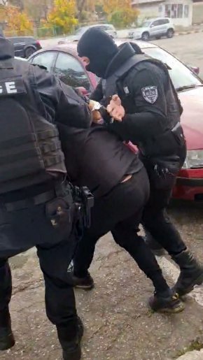 
Полицията е заловила престъпна група, занимаваща се с разпространение на наркотици на територията на София, Симитли и Благоевград. Това съобщи на брифинг говорителят на Окръжна прокуратура - Благоевград Ирина Аспарухова, цитирана от БТА. На брифинга присъстваха наблюдаващият прокурор Георги Мадолев, директорът на Регионалната дирекция Гранична полиция в Кюстендил Светослав Костадинов и началникът на ГПУ - Благоевград Владимир Карадаков.