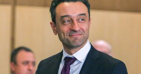 Последното място, на което се вижда неуморният в трудоустройването си бивш министър и сегашен редови депутат Даниел Лорер не е шеф на БФС напролет, както гласи актуален виц. Той си е харесал водачеството на евролистата на ППДБ. Даже придобива имот в евростолицата по този повод. 
