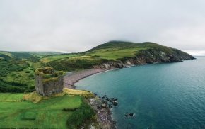 

ЗАМЪКЪТ МИНАРД, ПЕНИНСУЛЪТ ДИНГЪЛ, Графство КЕРИ: "Построен в средата на XVI в. за клана Фицджералд, структурата на този замък е толкова здрава, че издържа на четири заряда, взривени в ъглите му от английските войски на Оливър Кромуел през 50-те години на XIX в.", казва Конъли за тази изолирана крепост. Той добавя: "Въпреки това всички обитатели са убити при нападението и замъкът става необитаем".