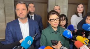 

И на лидерска среща през миналата седмица, на която и аз присъствах, имаше ясна договорка между Бойко Борисов, Христо Иванов и Асен Василев имаше ясна договорка, че не ни трябват нови трусове. Нашата група ще участва единствено в заседанията, които касаят измененията в Конституцията. Няма да подкрепим нито един законопроект на МС, докато няма ясен механизъм за взимане на решения. Това заяви на брифинг Десислава Атанасова от ГЕРБ-СДС.
