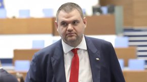 Следващите избори са много скоро - след половин година. И тогава най-точно ще се премери доверието на хората към мен и ДПС. Това заявява в съобщение, разпространено от пресцентъра на партията, председателят на парламентарната група на ДПС Делян Пеевски.