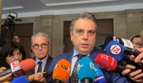 
На въпрос ще поиска ли оставката на министър Христо Хинков, той заяви: "не е моя работа".