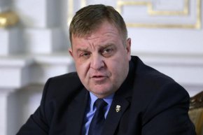 „През 2019 г., като министър на отбраната поисках БТР-ите, които сега ги пишат с отпаднала необходимост и ги подаряваме на Украйна и не ги дадоха от МВР, защото ги използвали за бедствия, аварии, пожари, за охрана на границата от нелегални емигранти, за безредици, за което те и сега стават”, обясни министърът на отбраната от 2017 до 2021 г. Красимир Каракачанов. 