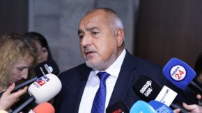 
Относно дерогацията, лидерът на ГЕРБ каза: „Трябва да стъпим на казаното от ЕК – колкото може най-скоро. В никакъв случай ПП и ДБ не трябва да се притесняват, ако влезе в сила веднага. Гарантирам, че ако влезе веднага, ГЕРБ няма да мръдне от позицията си. Ако мръдне, си давам оставка от партията”.