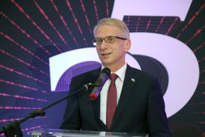 
„Могъщият Денков”, както го нарече Бойко Борисов, не е просто министърът на образованието от май 2021 г. до август 2022 г., по време на когото българските деца влошиха невероятно резултатите си по европейската класификация ПИЗА, като 53% от тях не могат реално да четат в 9-и клас, а 54% нямат елементарна способност да смятат (40% в предишните изследвания по същата програма).