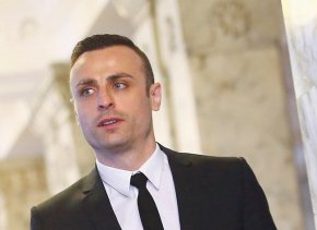 
"Ние сме хората, които вече толкова години се борим в това управление неговата порочност, нормално да има малко негативизъм към нас, но бяхме длъжни. Искаме да се опитаме така да бъде направен този конгрес, че после никой да не може да иска да го обжалва. Призовавам всички други кандидати да покажат екипите си и програмите, за да може всички ние заедно да се обединим за провеждането на този бъдещ прозрачен конгрес", допълни Бербатов.