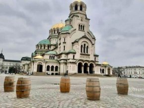 

И бъчви, и скари пред Храма през пости за Коледа от новия кмет