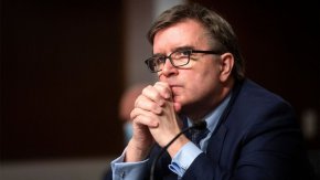 
Откакто Австрия неочаквано отказа присъединяването на Румъния към Шенген преди година, румънските дипломати работят неуморно за решение и първите успехи вече са очевидни, съобщава изданието, след като австрийският вътрешен министър Герхард Карнер обяви, че Виена е съгласна да се откаже от летищния контрол при определени условия.

