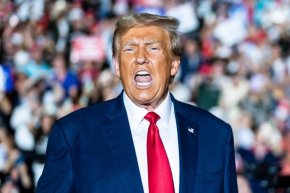 
Въпреки че кампанията му вероятно ще се води в сянката на нарастващите правни проблеми, предполагаемият кандидат на ПП отхвърли предупрежденията на Демократическата партия, че победата на Тръмп представлява заплаха за САЩ, като "измама" и "дезинформация".