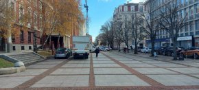 И, ако за двата камиона може и да се намери някакво оправдание – „стоварят декори”, както се изразяваше един директор на Народния театър, дето ни плашеше, мъничкото електрическо БВМ и Аудито зад него, гордо паркирали насред градината нямат никакво оправдание за нарушението. Само че нито Трайчо Трайков като районен кмет, нито Борис Бонев като най-явяващ се по медиите представител и глас на победилата на изборите коалиция не правят нищо по темата.
Промяна? Ама някой друг път.