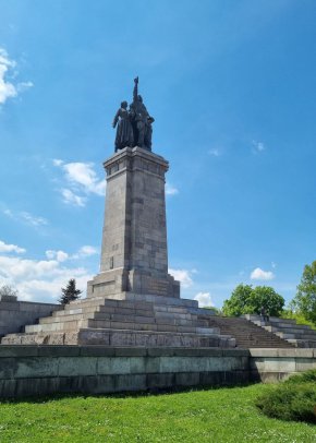 Общинският съветник от Възраждане Деян Николов също коментира, че действията са незаконни и се извършва престъпление.  