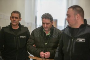 "Имаше няколко души в блока. Един от мъжете беше бос и по пижама. Каза, че е чул силен шум и излязъл да види какво се случва на долните етажи. Разказа ни, че когато стигнал на първия етаж се разминал с Румен Тонев, който се качвал от мазето към първия етаж и му казал: "Твоят приятел Иван се опита да ме убие".
