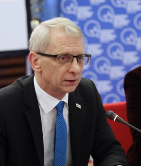 
От доста време доста хора казваме, че трябва да се внимава в това отношение. Надявам се и българското общество най-сетне да почне да чува, че има нужда от внимание в тази посока. Подготвяме се с интегриране в структурите на НАТО и с превъоръжаването на Българската армия, включително съвместно в учения с други войски на НАТО, така че да бъдем готови, ако нещо, недай си Боже, се случи, посочи Денков.