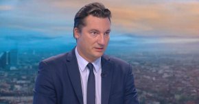 
На друг видеоклип пък пиарът на БСП е заснет да разбива вратата на Областната управа и да влиза вътре, като е последван от представители на партията.
