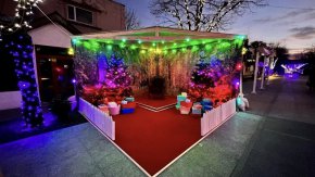 Дядо Коледа със специален трон на площада в Царево: Фото на деня
