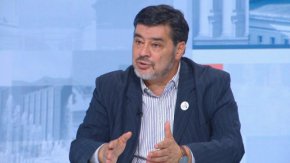 ГЕРБ и ДПС много удобно прехвърлят отговорността на министъра на правосъдието и "Демократична България" - като част от това конституционно мнозинство, но министърът не е вносител на проекта за промени в Конституцията, вносители са 166 депутати и би трябвало те да носят политическата отговорност. Имам чувство, че утре от ГЕРБ и ДПС ще се правят на "ни лук яли, ни лук мирисали" по този въпрос. А с това мнозинство ще стане проблем.