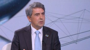 
„Нека да не забравяме как те се кълнат във вечна вярност на прословутия президент, който се бори за абсолютната власт и не се спира пред нищо. С високо вдигнат юмрук той обслужи една определена част от обществото и погази другата“, коментира Плевнелиев, допълвайки, че и към днешна дата Румен Радев нарушава Конституцията.