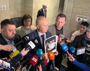 

„Тези снимки те сами са си ги качили и се радват с тях. Но най-вероятно вече са ги свалили. Спомняте ли си заместник областния управител на София, който се снима с отрязаната ръката на войника? Тогава предупредихме какво следва. Какво ще е следващото им изпълнение - всички чакаме.  Призоваваме за техните оставки, защото тези хора получават заплати от нашите и вашите данъци. Не може те да представляват българското общество. Това са фашисти, варвари и главорези“, коментира Георги Свиленски. 