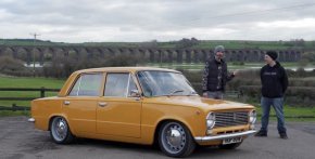 Машинен инженер от Великобритания показа какво е сътворил от стар автомобил ВАЗ-2101 с десен волан