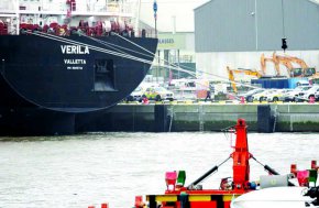 
Корабът „Верила“ е собственост на Български морски флот-БМФ, приватизиран и ръководен от братята Кирил и Георги Домусчиеви. Двамата са собственици на „Лудогорец“, който направиха „хегемон“ в българското футболно първенство с поредица от над 10 поредни титли.