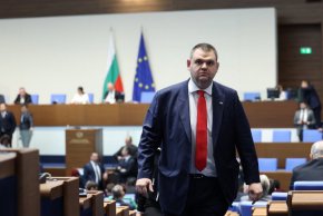 
Той напомня, че Русия е обявила България за неприятелска държава, а преди два месеца Москва изгони кореспондента на БНР като отговор на изгонения от София кореспондент на "Российская газета", уличен в шпионаж.