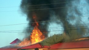 
Пожар в Нови Искър. Запалили са се около 100 кв. м. покрив и тавански помещения на жилищна сграда в квартал „Курило”.
