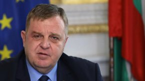 
България ще стане буферна зона, в която ще настаняват милиони неканени гости.
Трябва най-напред да почистим собствения си, български двор, като изгоним - ако трябва и с камъни - негодниците от послушното и угодническо „евроатлантическо“ правителство, пише в своя позиция бившият министър на отбраната и вицепремиер по сигурността в периода 2017-2021 г. Красимир Каракачанов.
