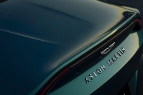 
С емисията на права Aston Martin набра 654 млн. британски лири (приблизително 723,3 млн. долара), съобщи автомобилният производител.
