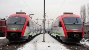 За 1,2 млрд. лева трябва да се доставят 20 едноетажни електрически влака тип push-pull. Поръчката „гръмна” предпразнично, след като стана ясно, че нито една от подадените оферти не отговаря на условията. Преди това, една от компаниите, които имаха интерес - Patentes Talgo SL, подаде жалба срещу условията, но след това я изтегли. 
