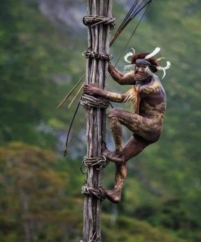 
Добро утро от този охранител от Папуа Нова Гвинея: Фото на деня