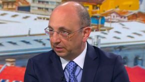 
Преди това е бил старши вицепрезидент в Lazard Capital Markets - Лондон (2000-2001 г.), както и асоцииран директор на UBS (UBS Warburg Dillon Read) в офисите на компанията в Токио, Ню Йорк и Лондон (1996-2000 г.), където работи в сферата на акции и развиващи се пазари. Работил е също така като данъчен консултант в Coopers & Lybrand - Будапеща, Унгария (1993-1994 г.).