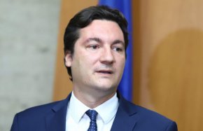 С промените в конституцията се размива отговорността, каза пред БНР бившият правосъден министър Крум Зарков, сега секретар по правните въпроси в президентството. 